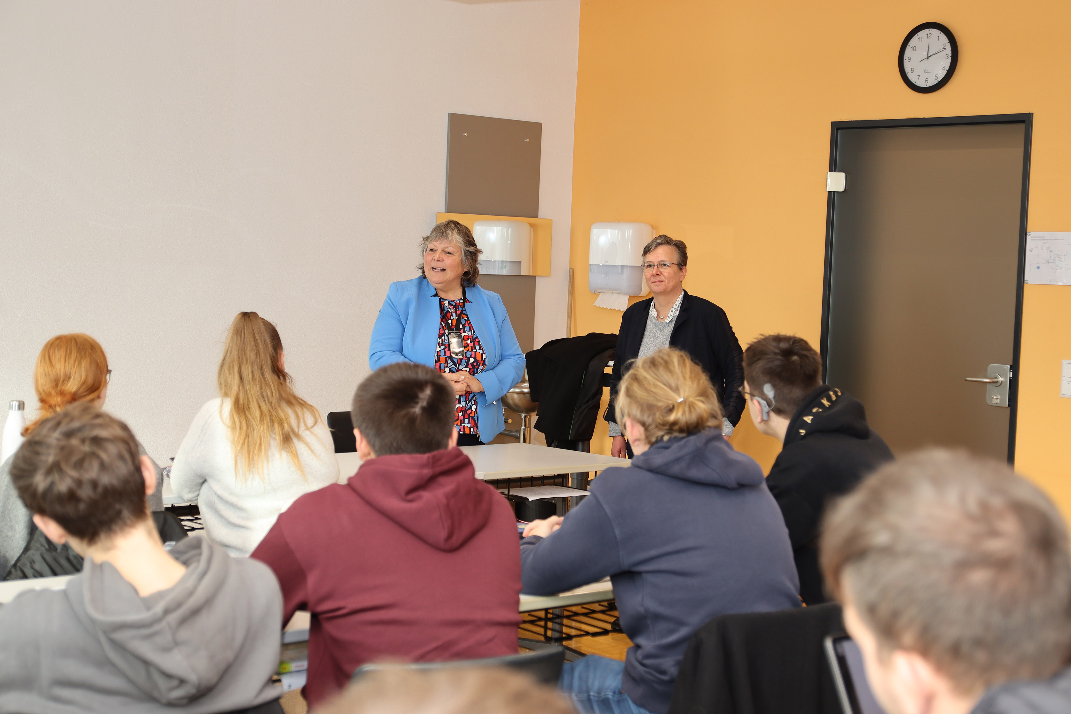 Martina Braun, MdL (Grüne) schenkte den Schülerinnen und Schülern sowie den Mitarbeitenden der Zinzendorfschulen zum Tag der Freien Schulen ein offenes Ohr. Schulleiterin Erdmuthe Terno (rechts) begleitete sie zu den verschiedenen Programmpunkten. Foto: Z